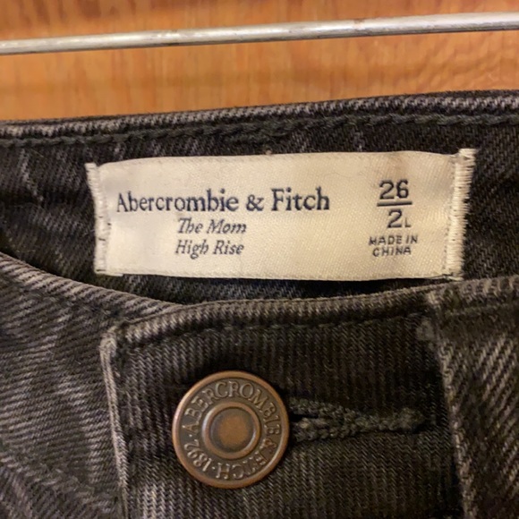 Abercrombie and Fitch : The Mom High Rise - Picture 4 of 6